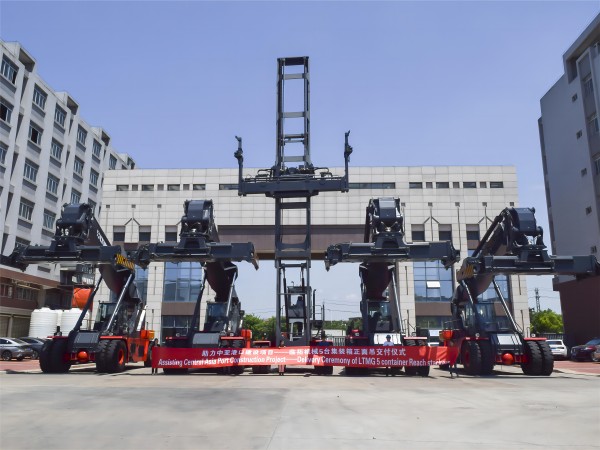 Asistencia al Programa de Construcción de Puertos en Asia Central --Ceremonia de entrega del apilador de contenedores LTMG