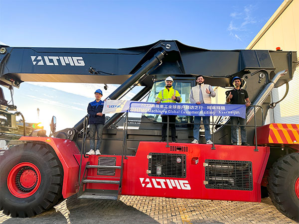 Impulso a la construcción portuaria: El equipo técnico de LTMG asiste en el montaje de reach stackers en Azerbaiyán